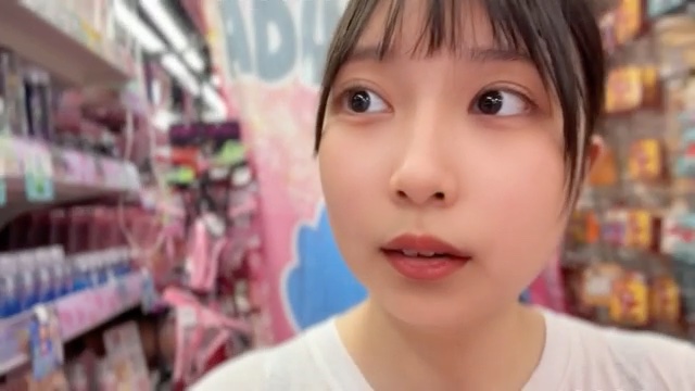 アダルトショップの棚の前の自撮り