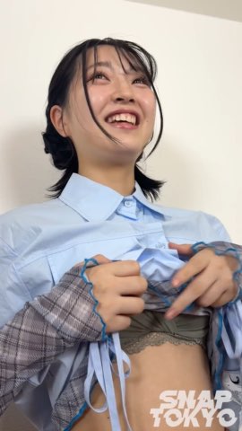 シャツをたくし上げて笑うMISAKIちゃん