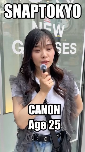 マイクを持って街頭インタビューに答えるCANONちゃん
