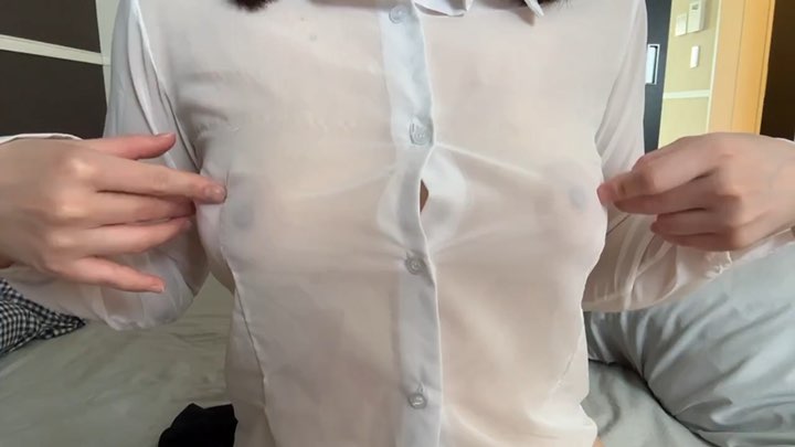 白いシャツ越しに胸を触るあみぱんまん
