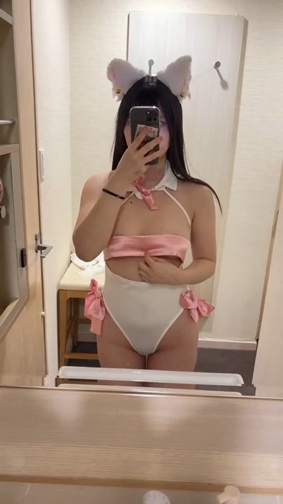 猫耳のコスプレで鏡に向かうあみぱんまん