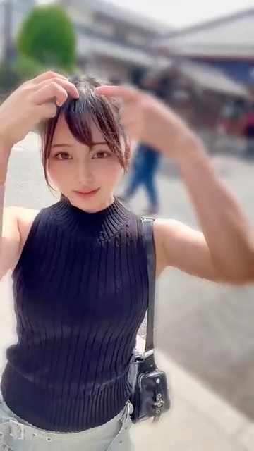 浅草の通りで前髪を直するな組さん