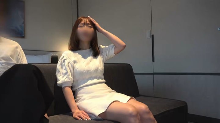 ソファで話す事前トークの場面