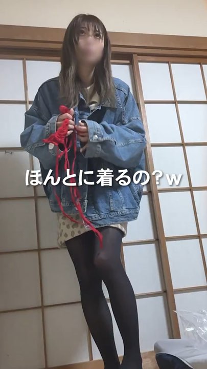 施術着を手にした女性の場面