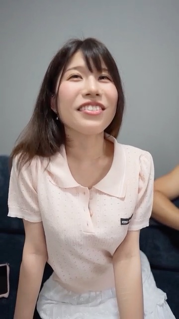ソファで笑う友達のお姉さん