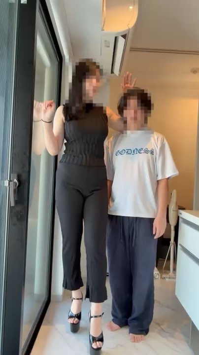 身長190センチ女子と並ぶ場面