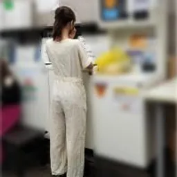 【ハメ撮り・中出し】人妻がコインランドリーに入っていくのを見つけ、出てきたところを